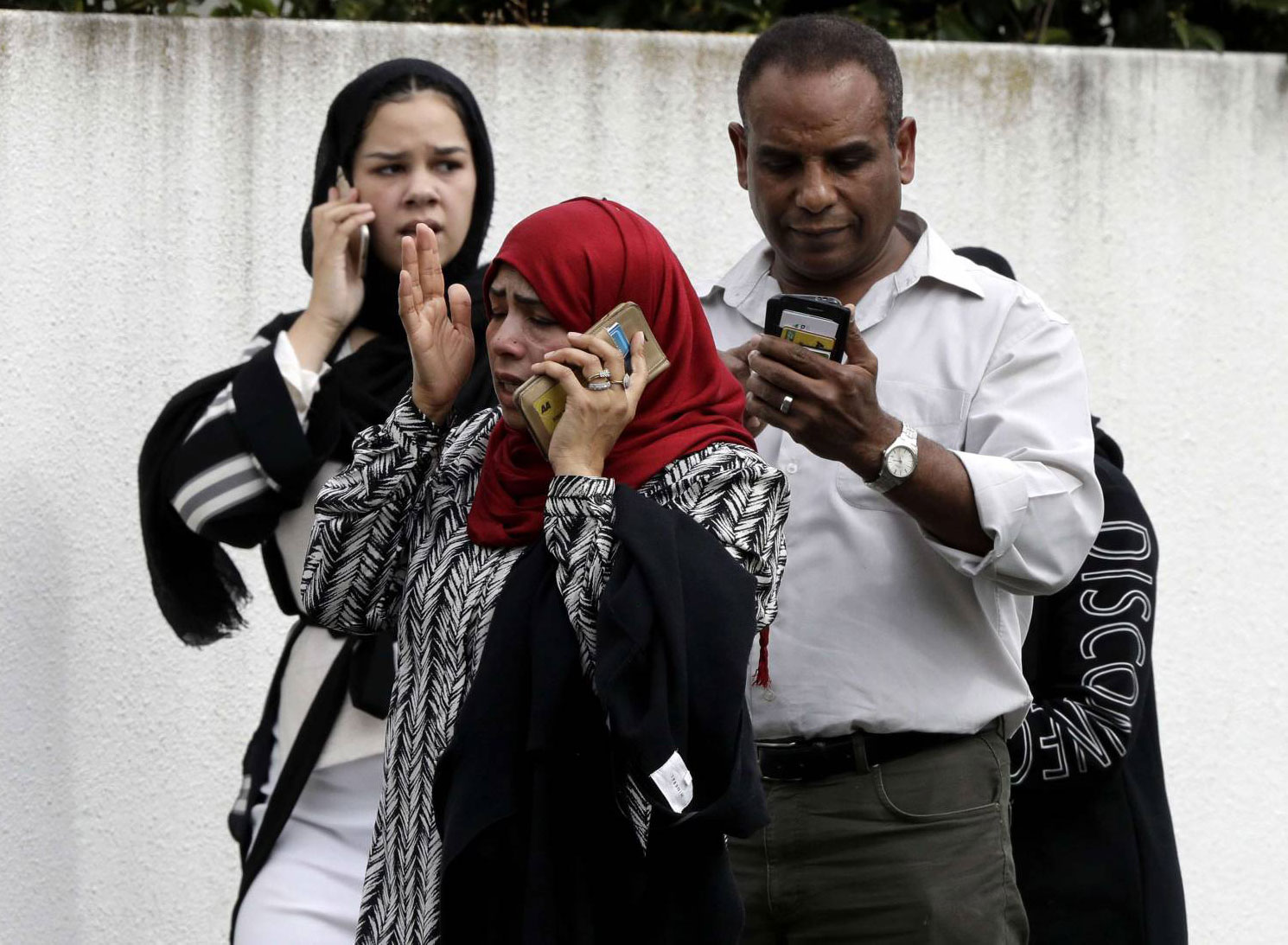 الحادثة تأتي ضمن سلسلة طويلة من جرائم عرضت عبر خاصية البث المباشر على فيسبوك التي أصبحت تثير الجدل بعد أن تعددت عمليات القتل والانتحار أمام أعين الجميع