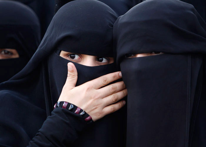 النقاب الذي تطالب الشوباشي بسن تشريع يمنع النساء من ارتدائه، هو في نظرها "نوع من أنواع التخفي"