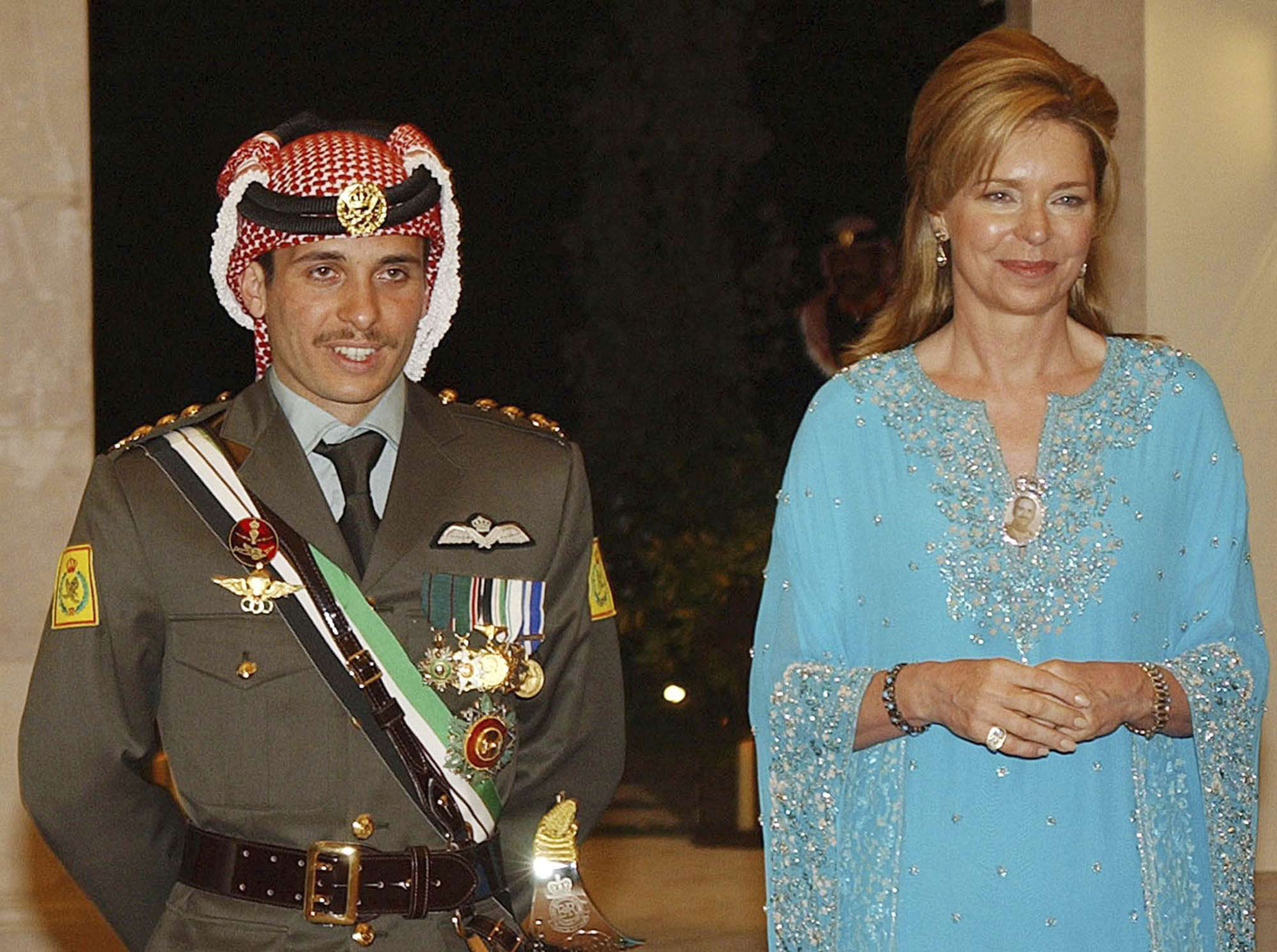 خيارا الملكة نور والأمير حمزة كانا آسرين، وحسب تقرير لصحيفة لوس أنجلس تايمز، فقد قامت بتأهيل ابنها لأن يكون ملكاً. كيف؟ لا أحد يعرف. لكن ذلك لم يكن من صنع أيّ منهما، فقد يكون الملك الحسين خطّط له منذ زمن بعيد ليدور وهو في قبره.
