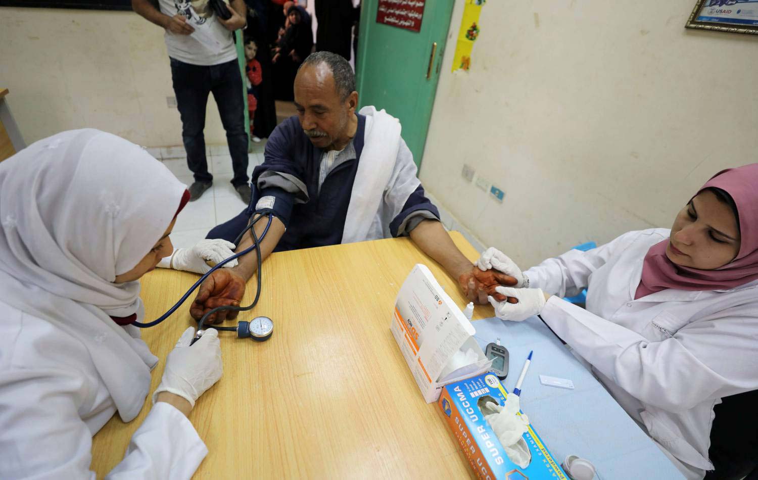 العاملون في مجال الصحّة يمثّلون حوالي 13 المئة من إجمالي حالات الإصابة المؤكدة بـالوباء في مصر