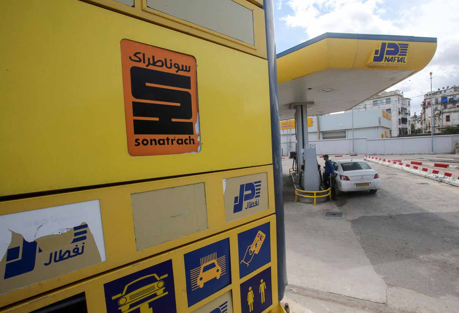 تراجع أسعار النفط يهدد الاقتصاد الجزائري بأزمة مالية حادة