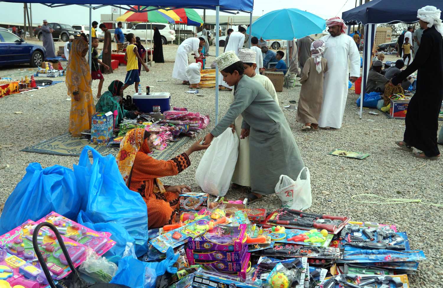 لعب العيد هدايا تسبق العيدية