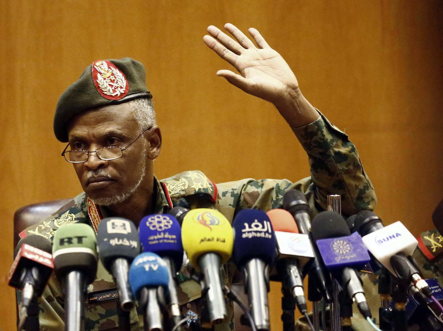 الجيش يريد خلق مناخ لإدارة الحوار بصورة سلمية