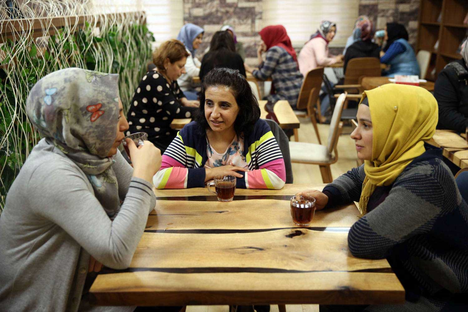 الإناث يبحثن عن موطئ قدم في مجتمعات الذكور