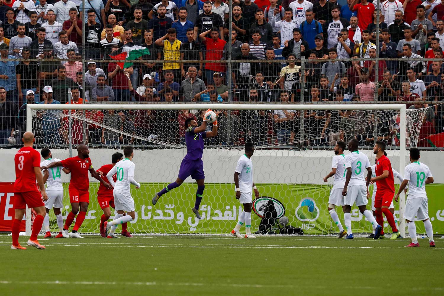 "الأخضر" سادس منتخب آسيوي يواجه نظيره الفلسطيني على ملعب فيصل الحسيني في مدينة رام الله 