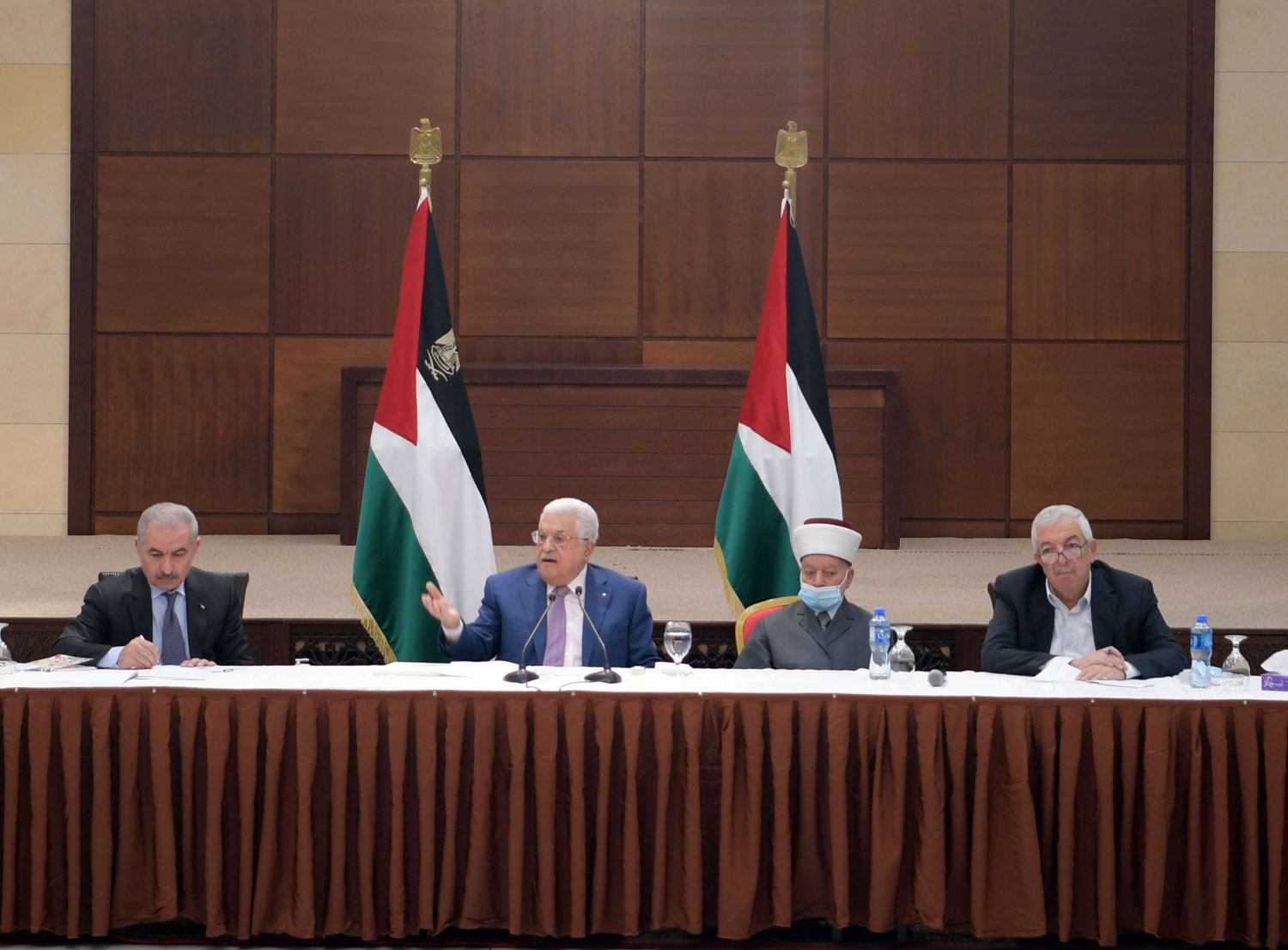 قرار عباس تأجيل الانتخابات قد يزيد من حدة الانقسام الفلسطيني