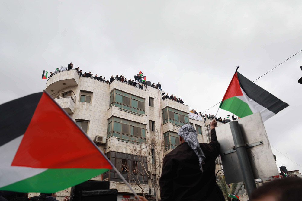 دحلان كان الهدف الأول للجماعة باعتباره رجل السلطة الفلسطينية القوي