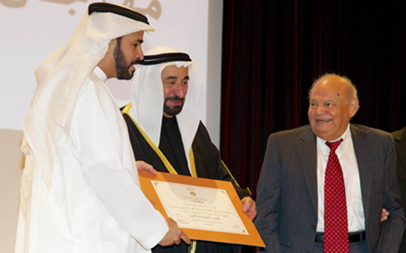 حاكم الشارقة يتوسط، خلال حفل تكريم، الشاعرين الفلسطيني هارون هاشم رشيد والإماراتي سالم الزمر