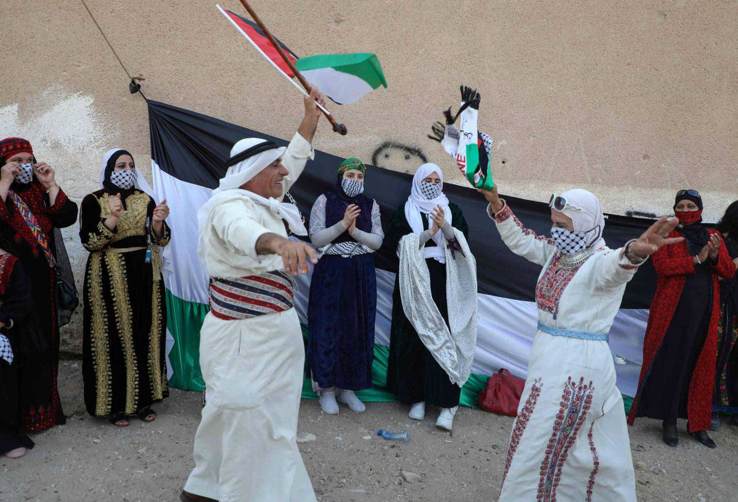 القمباز يعبر عن التراث الفلسطيني