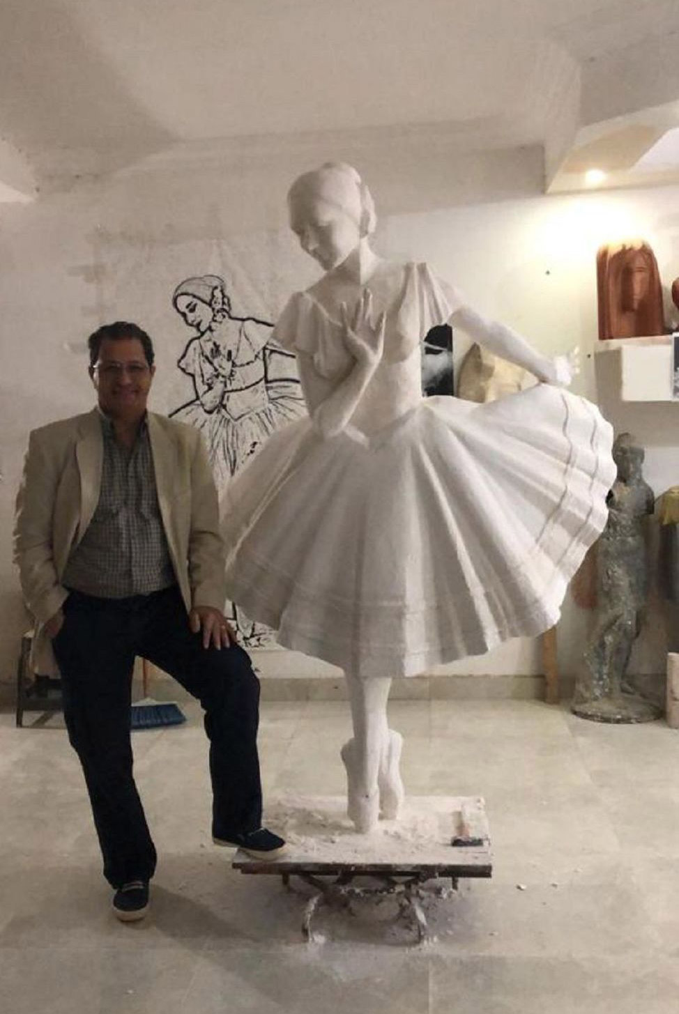 صورة النحات مع التمثال
