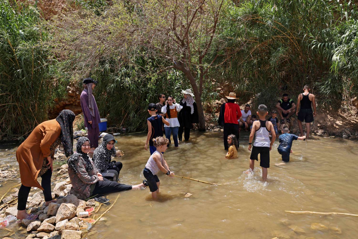 عائلات فلسطينية تقضي يومها على ضفتي نبع العوجا 