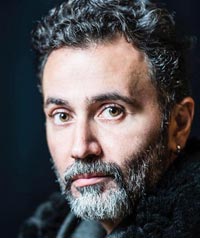 المخرج المغامر يروي لـ{العرب} كيف قام بتصوير لقطات كان يمكن لها أن تودي بحياته، سواء من حصار قوات الأسد والميليشيات الموالية له، أو من الفصائل الجهادية، حتى أنه اضطر إلى تهريب تلك اللقطات عبر {فلاش ميموري} مربوطة إلى أرجل الحمام الزاجل