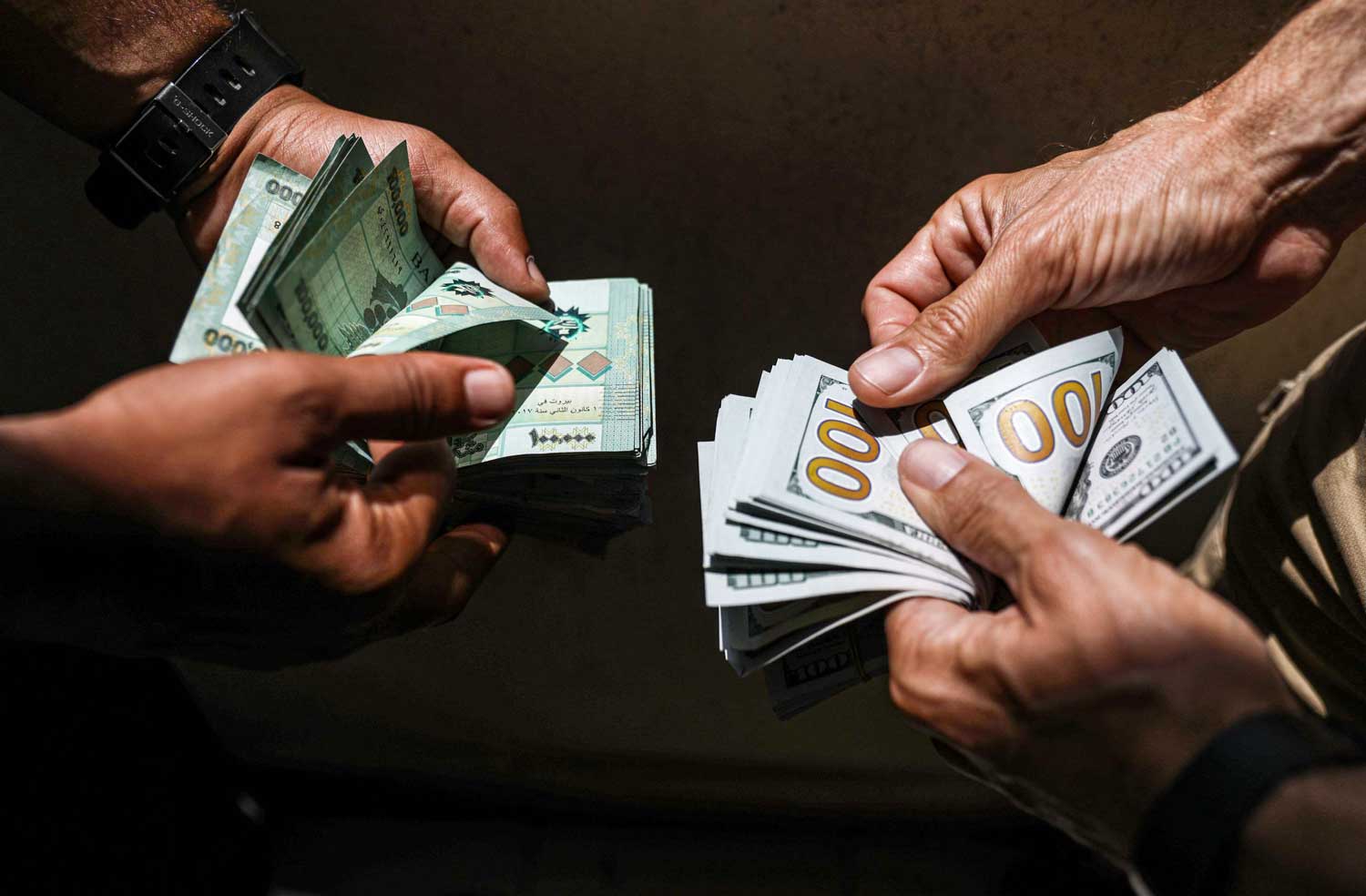 لا حلول قريبة للبنان مع انهيار غير مسبوق لليرة