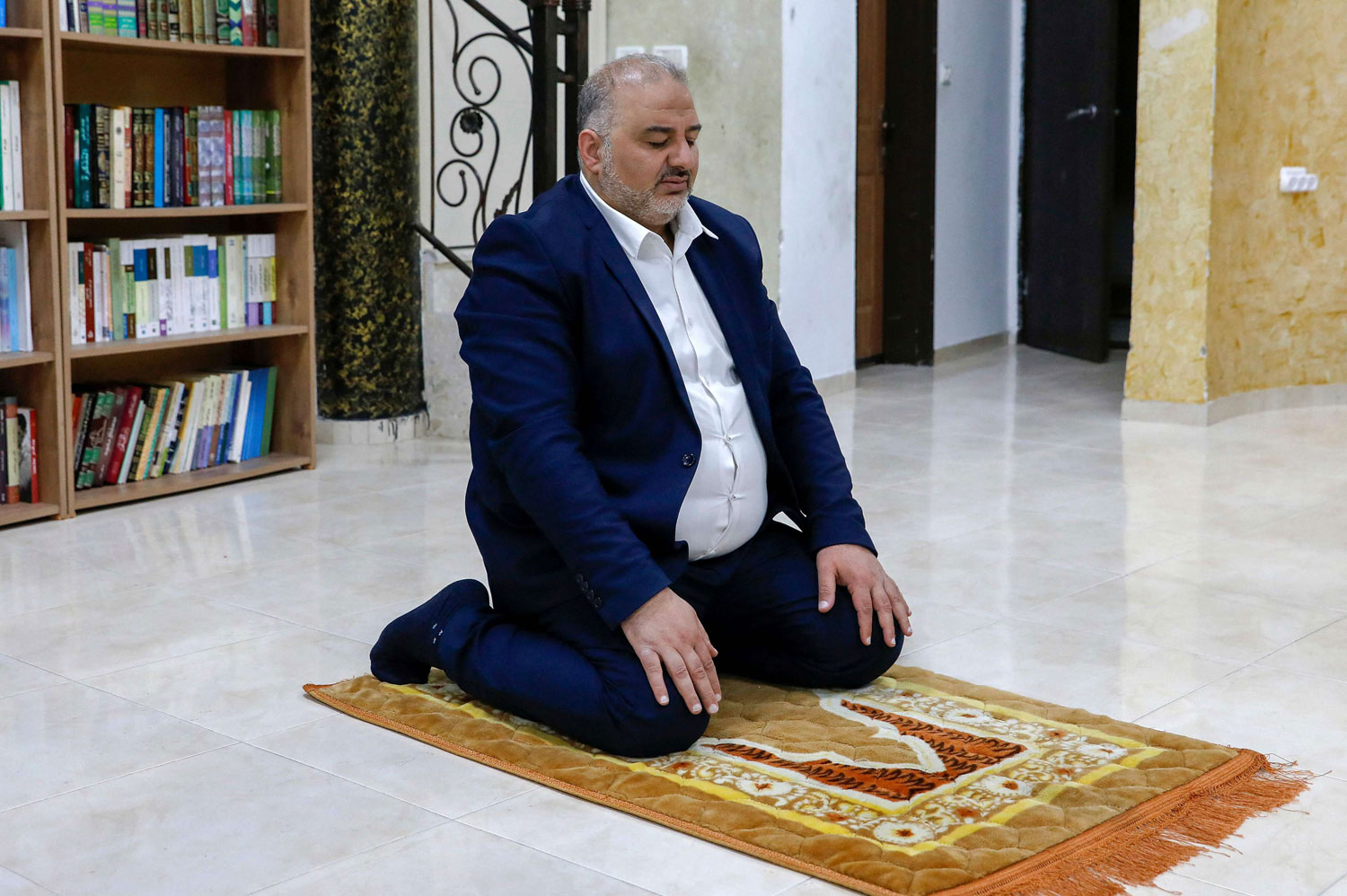"الاخواني" عباس منصور يمارس لعبة التكتيك مع نتنياهو