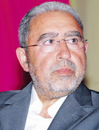 محمد الأشعري يرى بأن الصحافة تظل عامل تقدم سواء بما تثيره من قضايا أو ما يعترضها من متاعب أو بما تخوضه من معارك