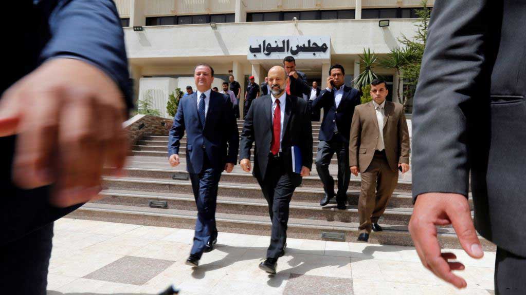 أسلوب الطراونة في البرلمان ينعكس بطرحه للملفات الصعبة، فهو من النواب الذين حجبوا الثقة عن حكومة الرزاز، وقد فجر قنبلة "الدخان" في وجه الأخير أثناء جلسة الثقة، رغم تلقيه تهديدات هاتفية عديدة.