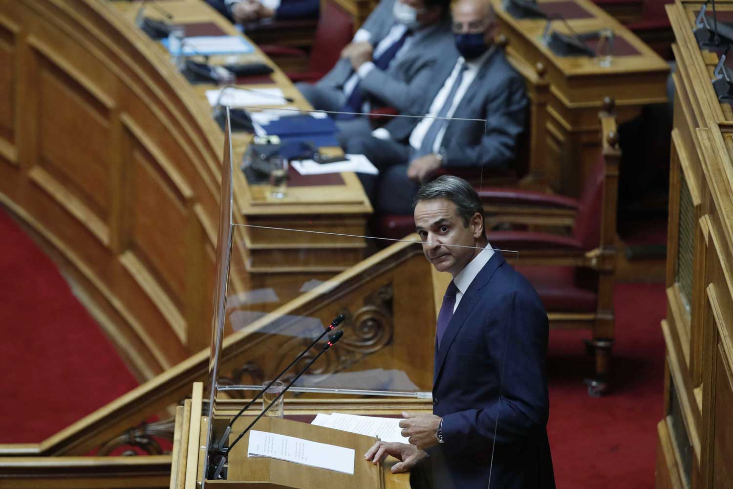 ميتسوتاكيس ليس حديث عهد بالسياسة، بل إن تجربته في تولي حقيبة الإصلاح الإداري في الحكومة المحافظة التي ثار عليها الشارع، تشي بأنه يتحدر من ذهنية قيادية صارمة حيال الملفات الجذرية