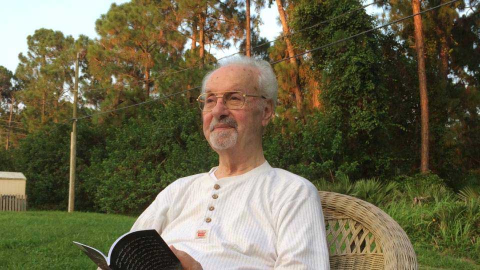 بداياته تعود إلى الشعر الذي غادره سريعاً إلى السرد. ومع أنه أسهم في تأسيس اتحاد الكتاب العرب، إلا أن السباعي بقي يشعر بإصرار الطبقة المتحكمة في الوسط الثقافي على تهميشه