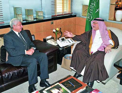 – الانتقال من الزي العسكري إلى الزي الدبلوماسي رغم التناقض الكامل بينهما، يجعل من زين فرصة للبنان، بعد أن تمكن بما اكتسبه من خبرة في التعاطي بالشأن السياسي من موقعه مديرا عاما لقوى الأمن الداخلي، إلى جانب شخصيته المرنة والمنفتحة، من إثبات نفسه وتعزيز العلاقات المميزة التي لطالما ربطت لبنان بالمملكة الشقيقة.