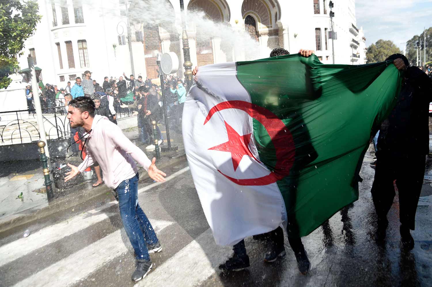 صراع محاور وأجنحة يفرض نفسه ويطفو على سطح الأحداث