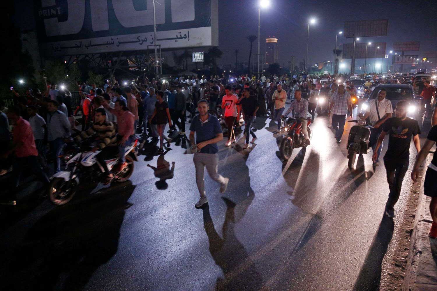 حرب حامية واقعا وافتراضيا