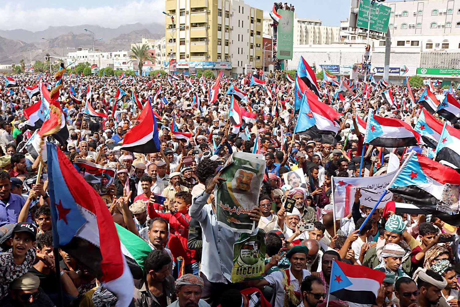 المظاهرات المؤيدة للمجلس الانتقالي أظهرت عدم واقعية تمسّك حكومة هادي بمطلب انسحاب قوات المجلس من مواقعها