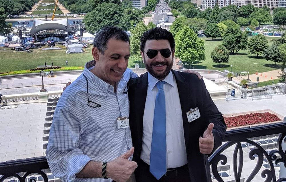 المحاور حازم الغبرا حين لقائه الرهينة نزار زكا إثر تحريره في مبنى الكونغرس
