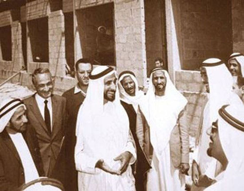 مخلوف خطط في أثناء جلوسه على الأرض مع الشيخ زايد لمدينة أبوظبي في قصر البحر، وهو ما كشفته الصور التي انتشرت عقب وفاته