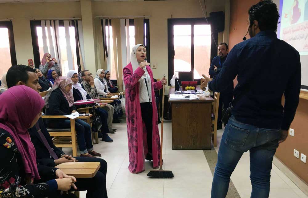 أمام عدم فهم الكثير من النساء لطبيعة العلاقة الزوجية وقدسيتها واستسهال الخلع ارتفعت نسبة الانفصال ووصلت إلى مرحلة خطيرة