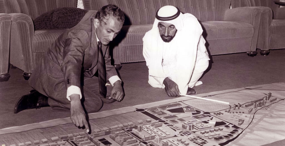 مخلوف خطط في أثناء جلوسه على الأرض مع الشيخ زايد لمدينة أبوظبي في قصر البحر، وهو ما كشفته الصور التي انتشرت عقب وفاته