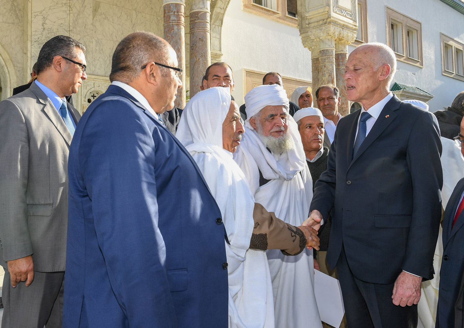 قيس سعيد التقى رؤساء القبائل الليبية في مسعى لإيجاد حل للأزمة في البلد الذي يرتبط بحدود مشتركة مع تونس