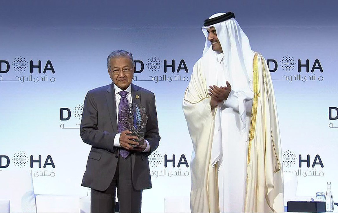 مهاتير الذي رفض ما تواجهه إيران من نتائج سلوكها التخريبي والشائن في المنطقة، عاد عن تقاعده لإحياء أمل الإسلامويين في بسط نفوذهم