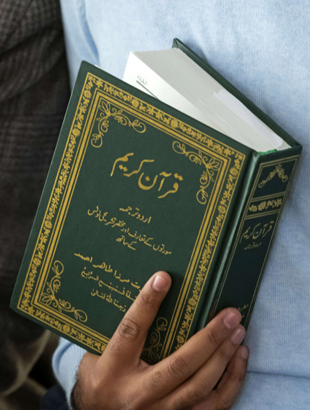 أن تُقدّس القرآن، يعني أن تقدّسه بما فيه، لا أن تُدنّسه بما فيك أو بما لديك
