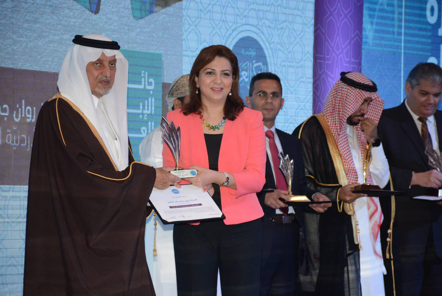 [ الصحافي الاستقصائي العربي كما تراه الضامن لديه ميزات متنوعة اليوم، مع توسع إمكانيات الوصول للبيانات. «الصورة للضامن خلال تسلُّمها جائزة الإبداع الإعلامي في مؤسسة الفكر العربي من الأمير خالد الفيصل».