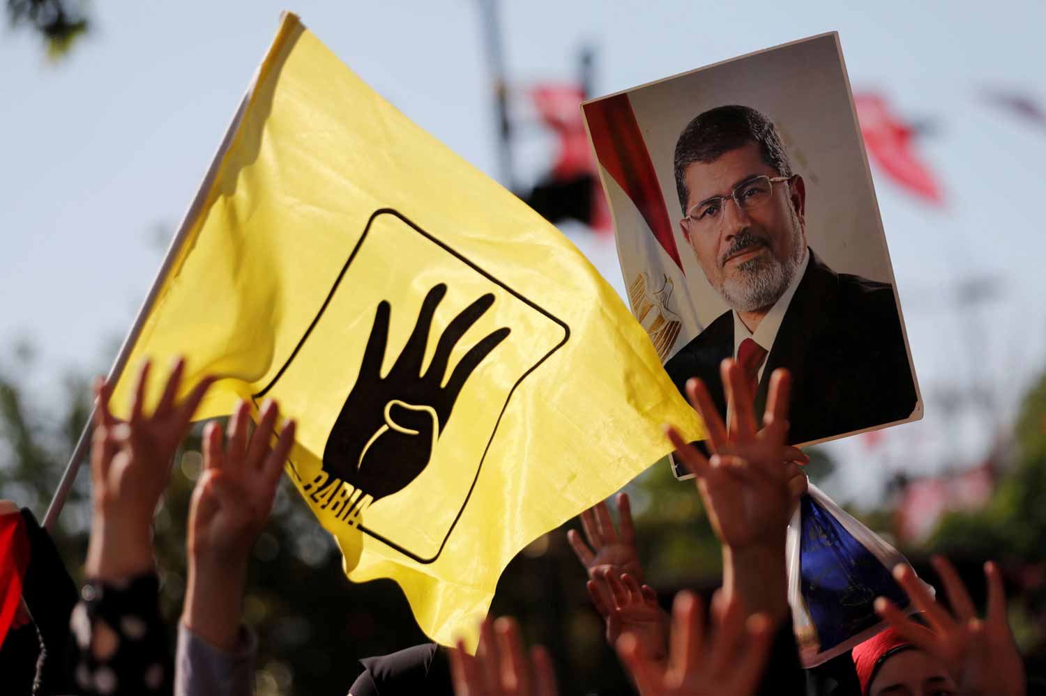 الاستحواذ على الله والدين لقطف ثمار الثورات الشعبية 