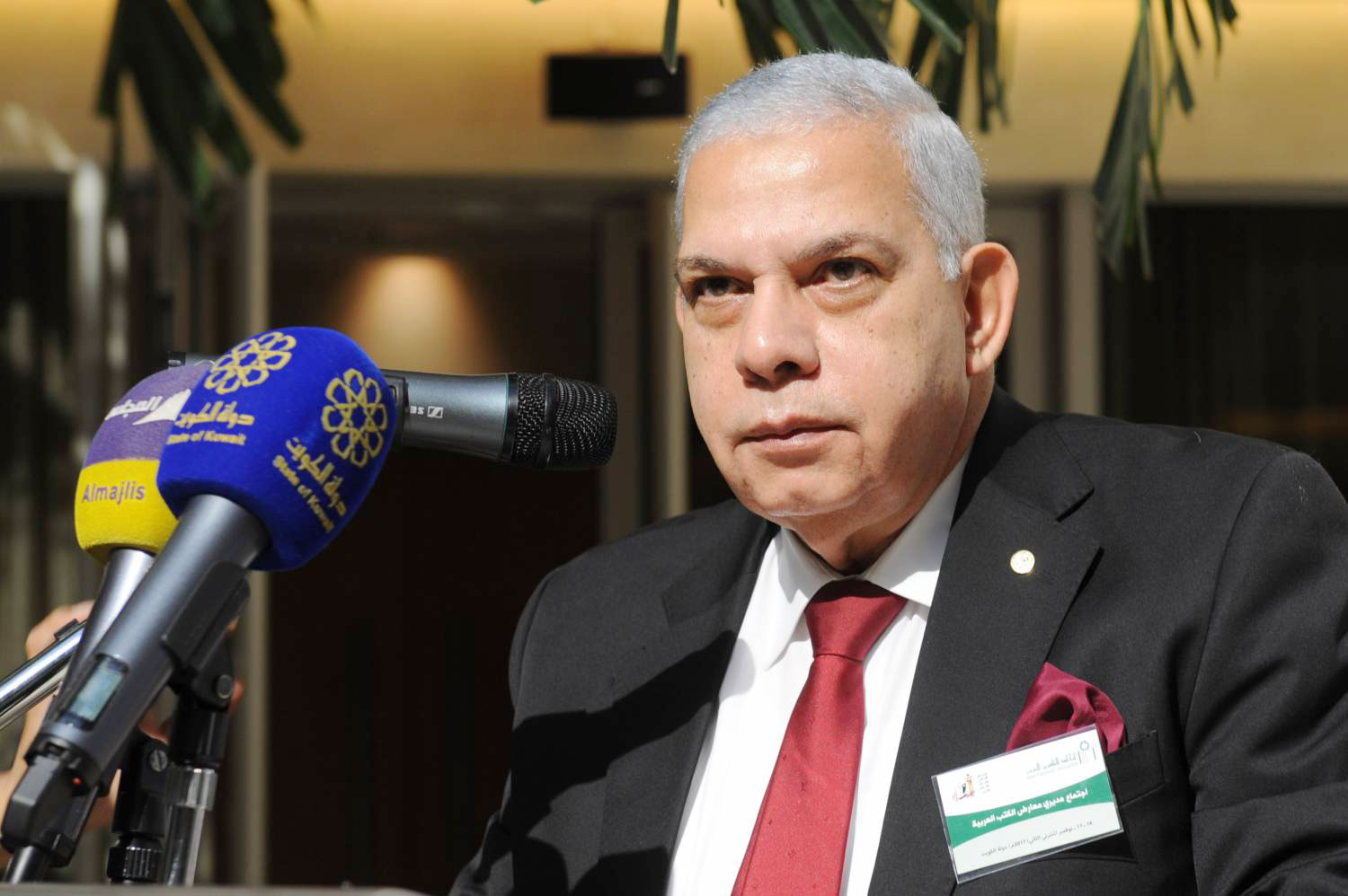 رشاد يُخالف التصورات القاصرة وهو يمد خطواته الأولى في العقد الثامن من عمره إلى المستقبل، ويُغامر وهو الناشر المُخضرم كشاب طموح في العشرين، ويُصر على أن النشر ليس مجرد عمل غرضه تحقيق أرباح.