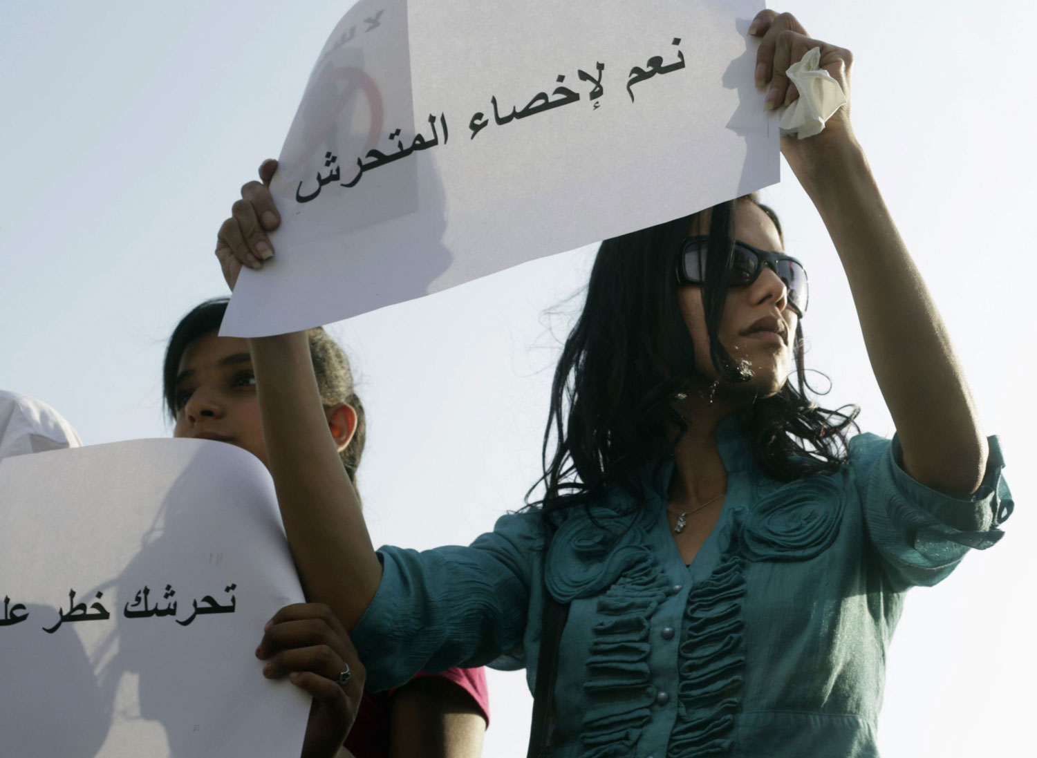 التدين الظاهر يمثل عاملا مشتركا بين العديد من الشباب يدفعهم إلى إلقاء اللوم على الفتيات لتبرير أفعالهم بحجة أنهن سافرات