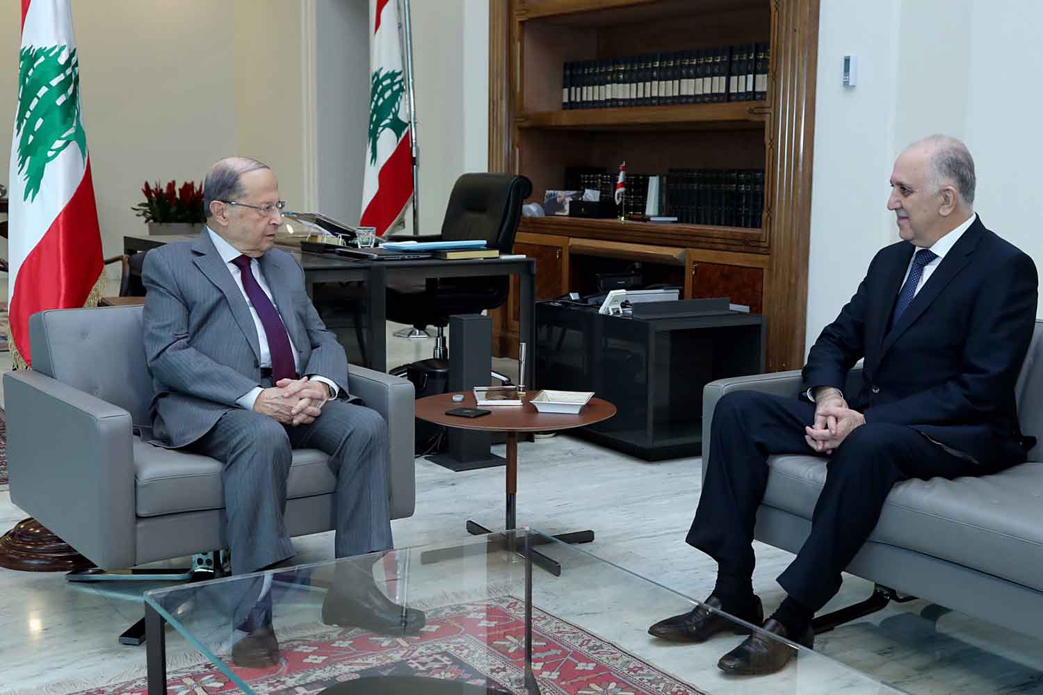 – عهد الرئيس ميشال عون يصل إلى مأزق كبير، راسماً حدود أفوله بنفسه، بعد أن سادت بين القيمين عليه قناعة بأن الأمور لا يمكن أن تستقيم إلا باستخدام القوة والعمل “ميدانياً” على محاصرة المنتفضين ضده والمعترضين عليه.