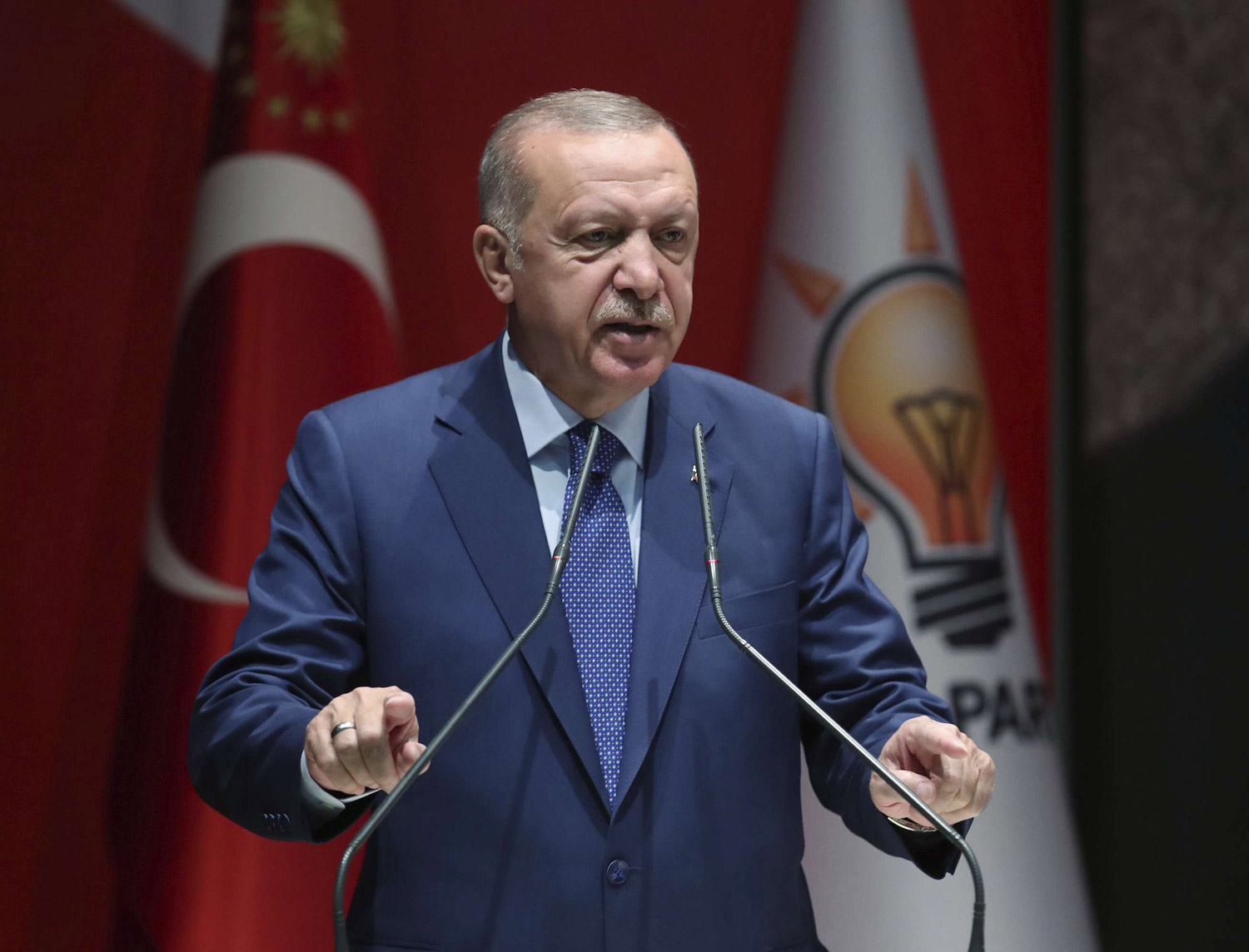 أردوغان هدد الاتحاد الأوروبي بفتح حدوده أمام اللاجئين في حالة عدم تلقي بلاده المزيد من المساعدات المالية