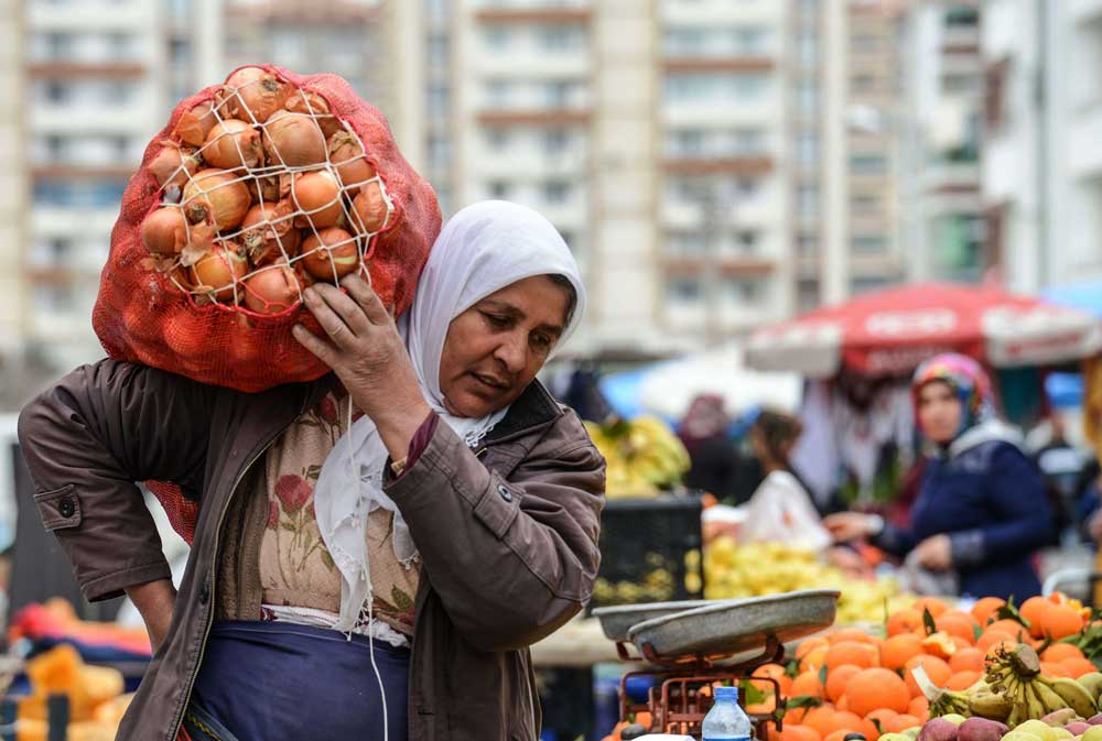 خبر توزيع البصل والبطاطس والأرز على الفقراء أصبح ترندا في تركيا