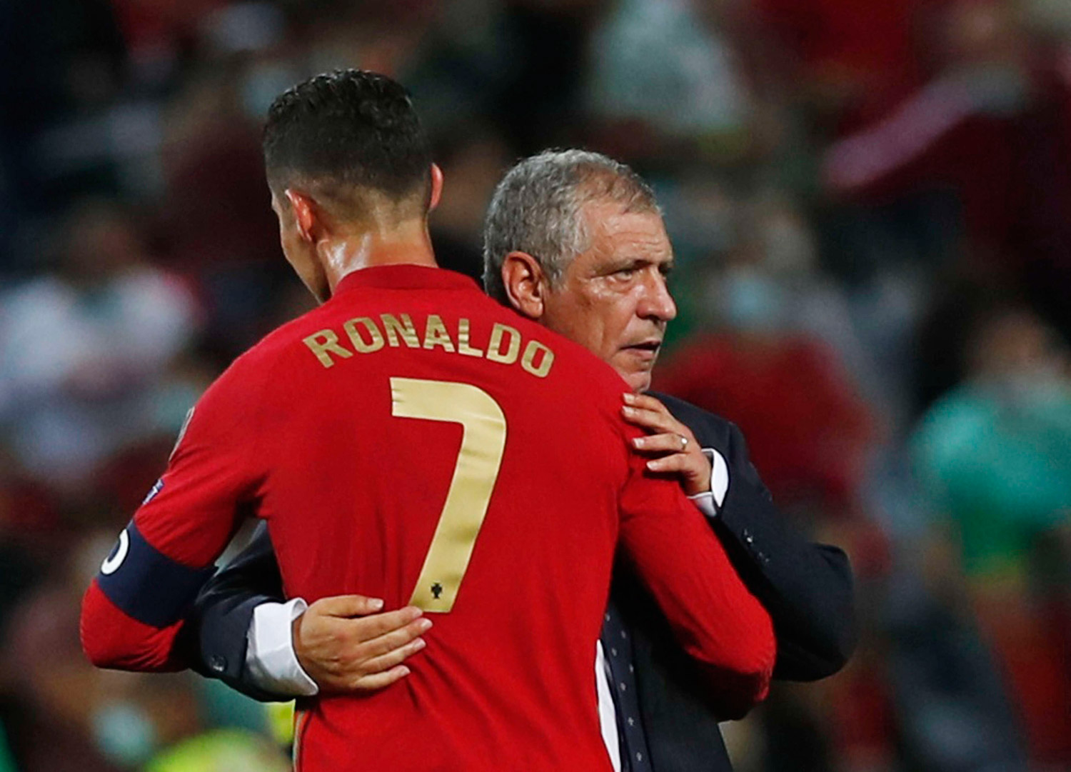 كريستيانو رونالدو يحتفل مع المدرب فرناندو سانتوس بعد الهدفين اللذين سجلهما في فوز منتخب بلاده على نظيره الأيرلندي 2 – 1 في التصفيات المؤهلة لكأس العالم 2022