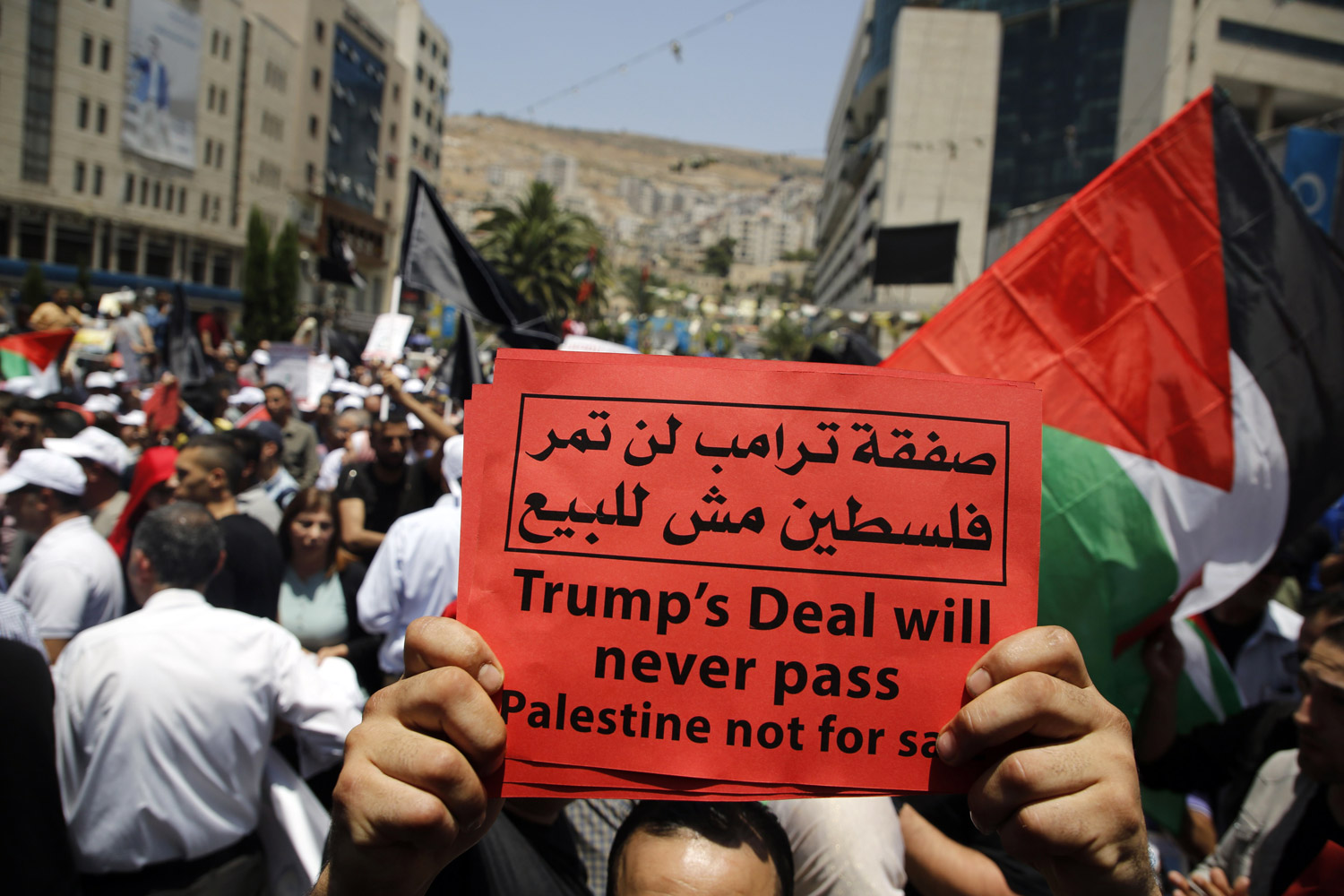 يتضمن الشق الاقتصادي من صفقة القرن تنفيذ استثمارات بقيمة 50 مليار دولار في قطاع غزة والضفة الغربية والدول العربية المجاورة