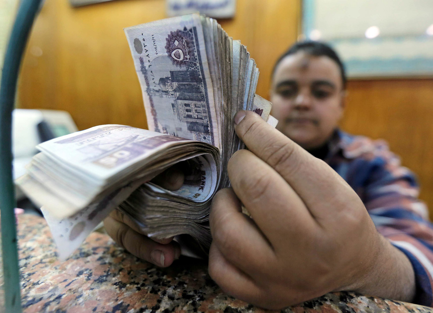 تعثر حركة التدفقات النقدية يؤرق المؤسسات الدولية التي طلبت من البنوك المركزية إعفاء هذه التحويلات من الرسوم، أملا في حفز المهاجرين على مواصلة سيلها الذي توقف بسبب الجائحة