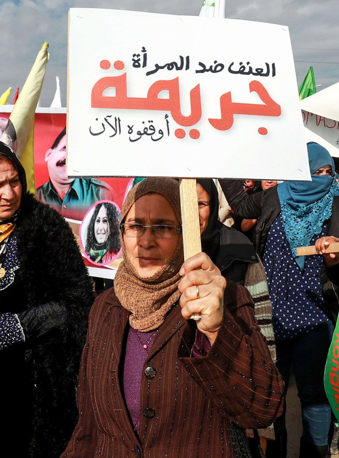 علماء الاجتماع يؤكدون أن الأسرة تقوم بتشكيل رؤية الجنسين للعلاقات الزوجية، وهي بذلك المسؤولة على جعل المرأة رهينة للعنف الأسري الذي ينتهي أحيانا بمأساة