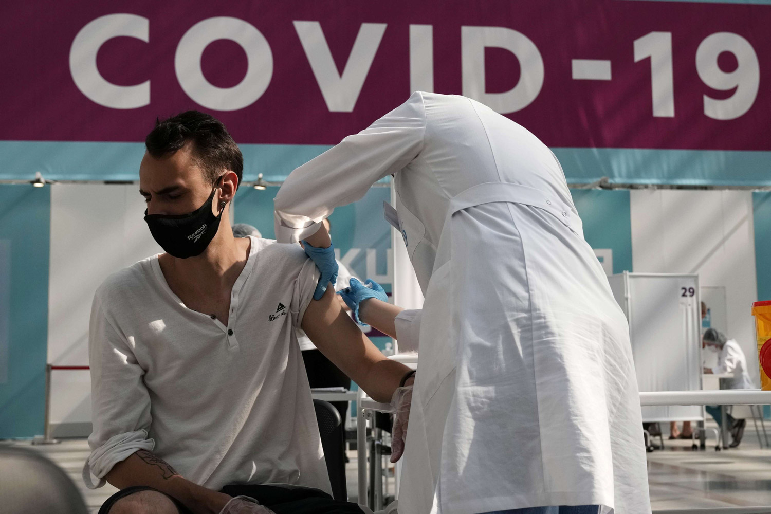 بلازما المتعافين تخضع للمعالجة والتعقيم قبل استخدامها في تصنيع العقار الروسي