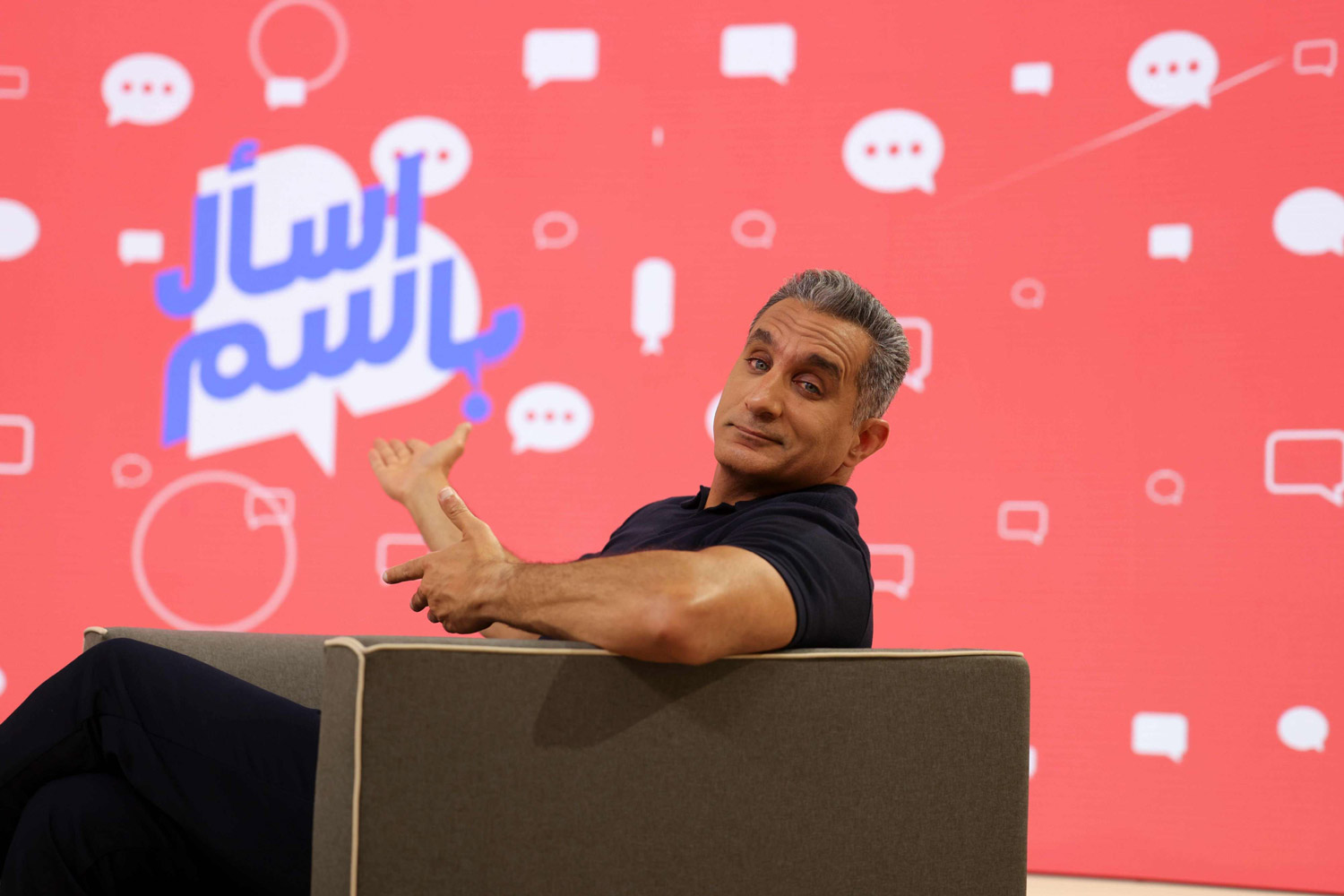 في الولايات المتحدة يدور عرضي عني كمهاجر يعيش في هذه الأوقات الغريبة، الأميركي القادم للمشاهدة لا يهتم بالحديث عن السيسي أو مرسي
