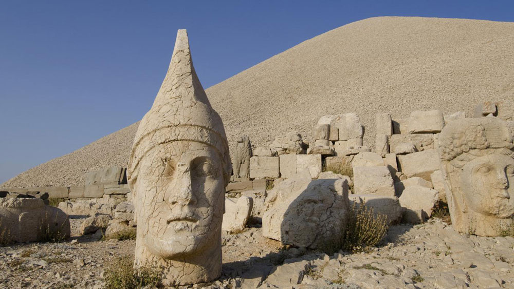 عندما ينحت الصخر، فهو ينتج أشكالا هندسية متساوية تعبر عن النظام والترتيب والتماسك والاستمرارية. بينما لو اعتمدنا على غيره من المواد مثل الرمال أو الخشب ستبقى تلك المعاني ناقصة أو منعدمة