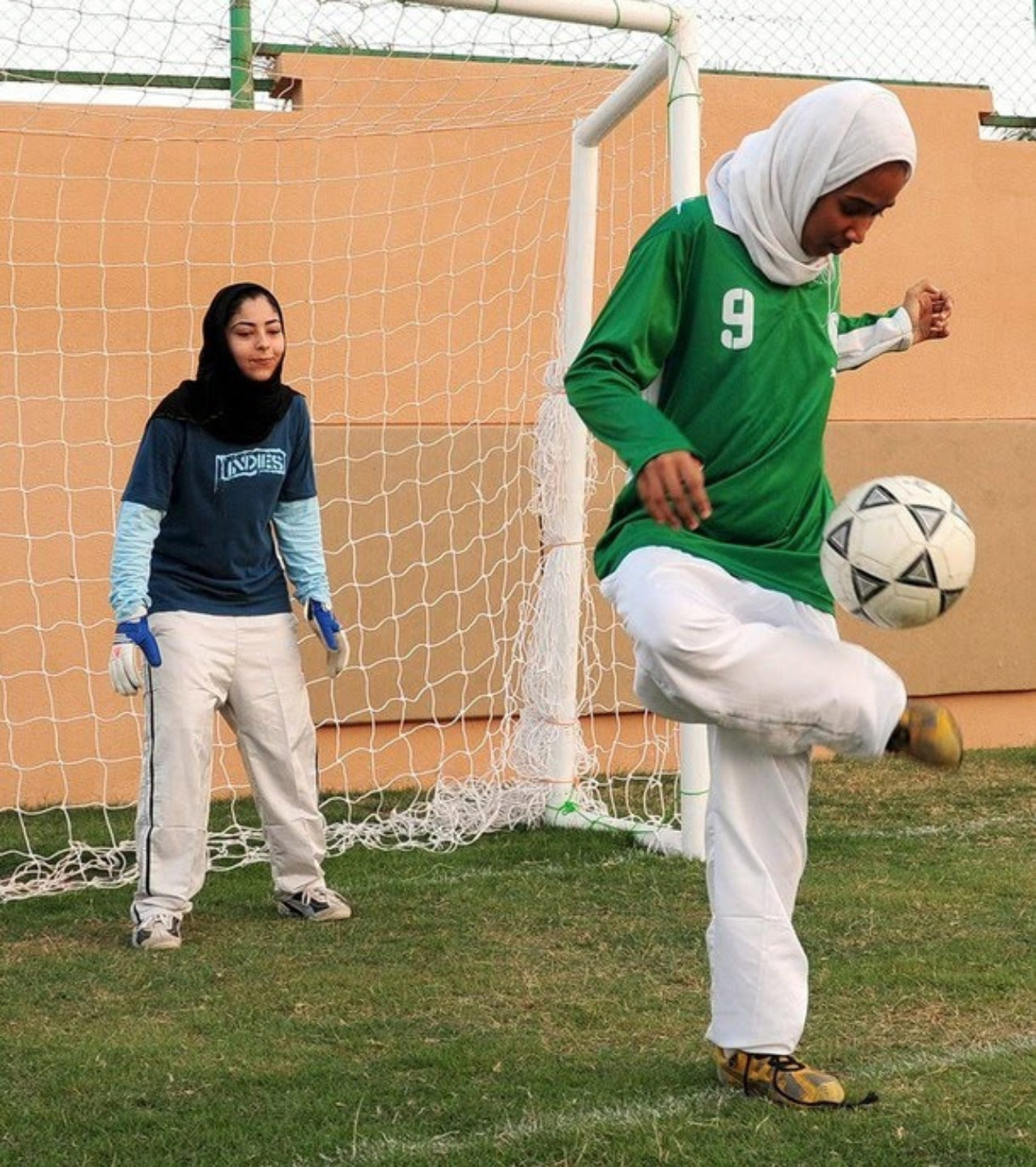 الموسم الأول من الدوري سيكون مخصصا للسيدات من عمر 17 عاما وما فوق وسيتضمن جولات أولية في ثلاث مدن لتشكيل الفرق