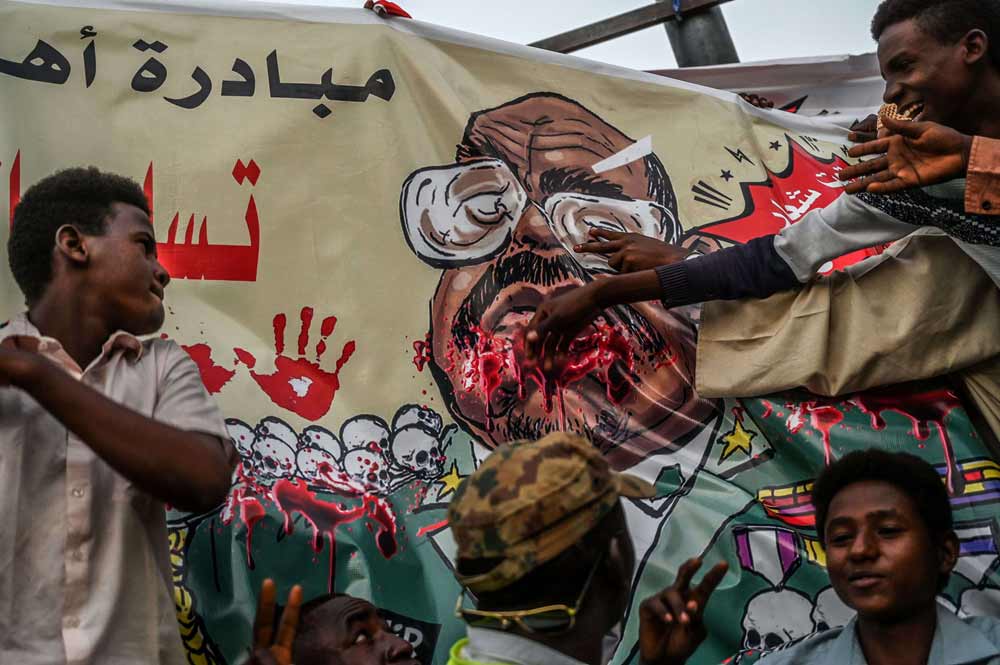 حراك الشارع يطيح بنظام البشير