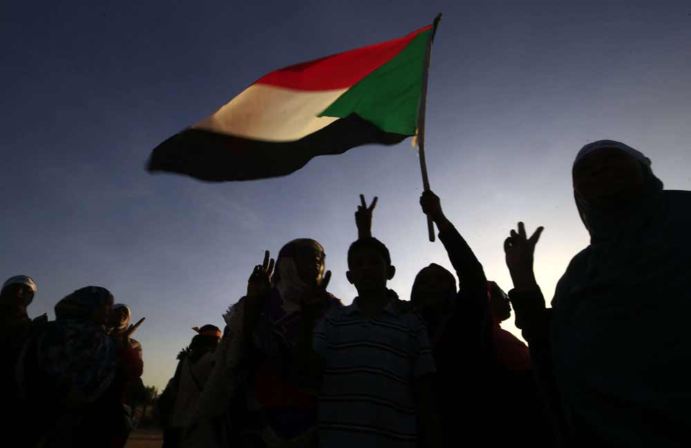 التفاف شعبي حول حكومة حمدوك